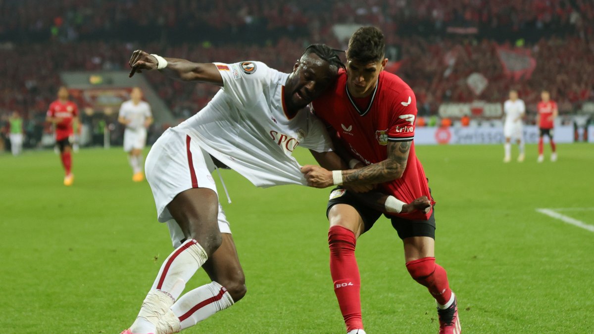 Tammy Abraham (i), de la Roma, en acción contra Piero Hincapié (d), del Leverkusen. El zaguero ecuatoriano participó en todo el duelo.