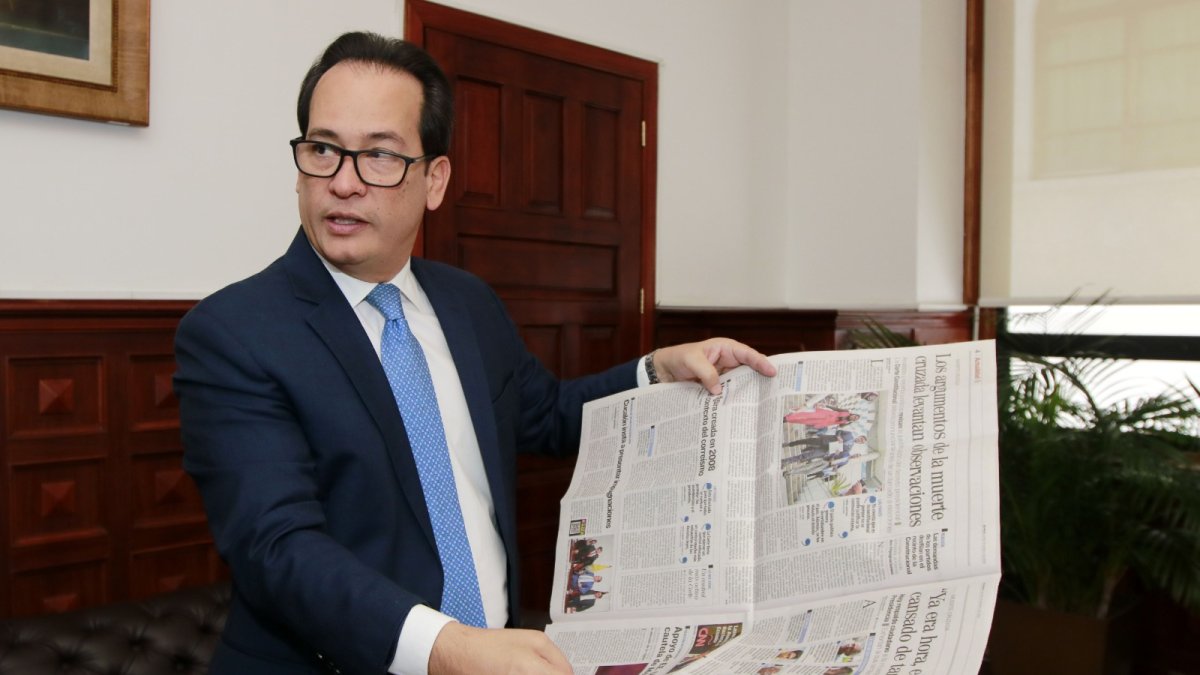 Cucalón Es abogado y tiene una maestría en Derecho Administrativo. Como profesor universitario ha impartido las cátedras de Derecho Público y de Instituciones y Procesos Políticos.