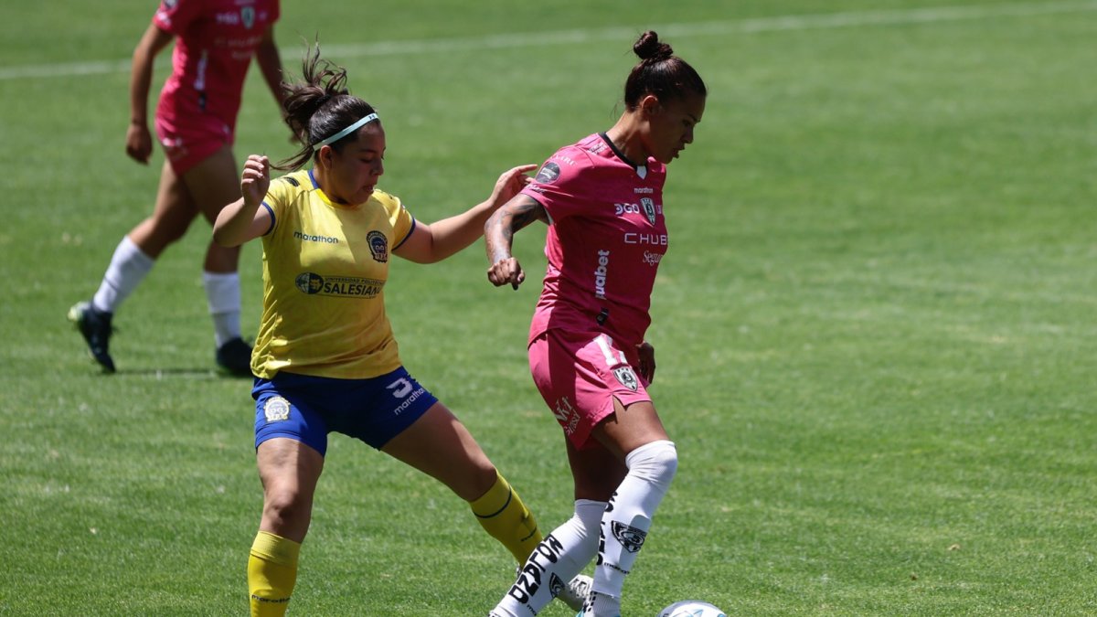 Karen Páez (d) ahora juega en Dragonas y es goleadora de la Superliga.