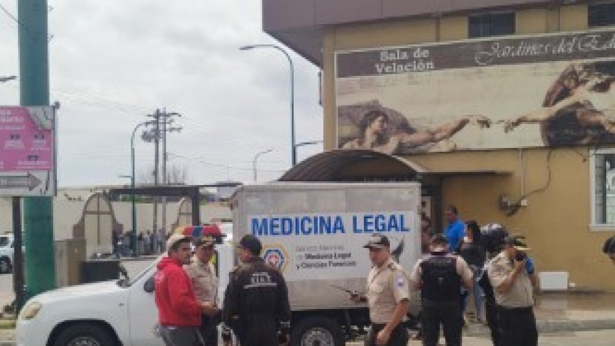 Proceso. Agentes de Medicina Legal retiraron los dos cuerpos que fallecieron en las instalaciones de la funeraria.