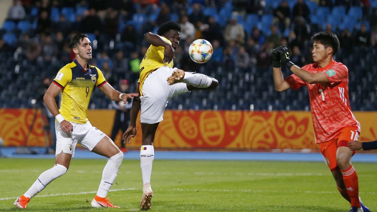 El zaguero Jackson Porozo (c), en acción de gol durante el empate 1-1 de Ecuador con Japón en la Copa del Mundo Sub-20 de Polonia 2019.