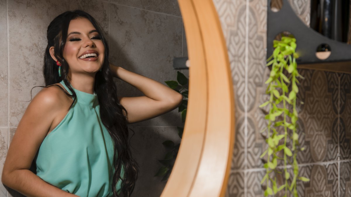 Tiene 23 años y su principal herramienta es la voz.