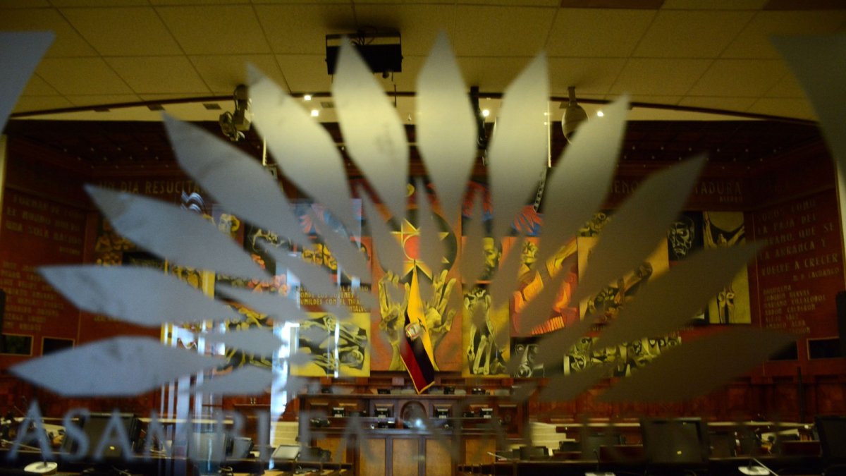 Silencio. Sin los 137 asambleístas y los escoltas, el salón del pleno permanece con las computadoras apagadas.