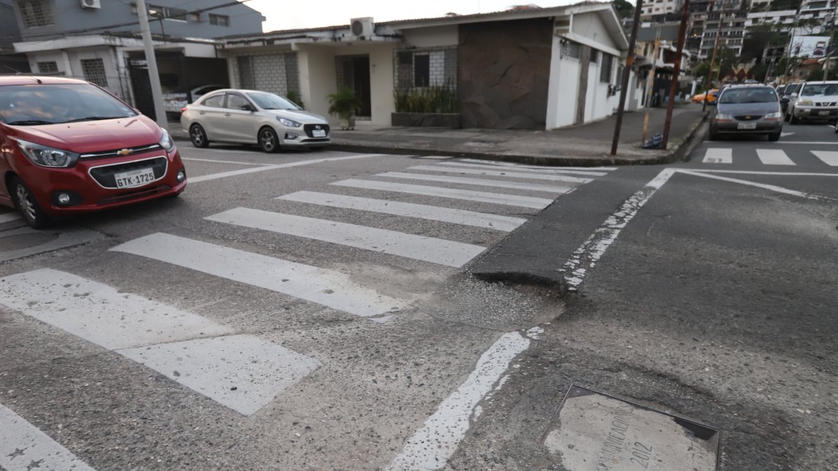 El bache se puede evidenciar en las calles Dátiles y calle Quinta, Urdesa.