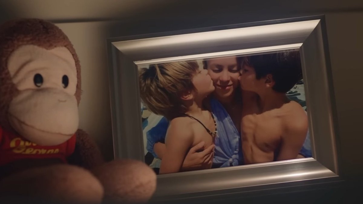 Shakira junto a sus dos hijos, Sasha y Milán, en el vídeo de Acróstico.