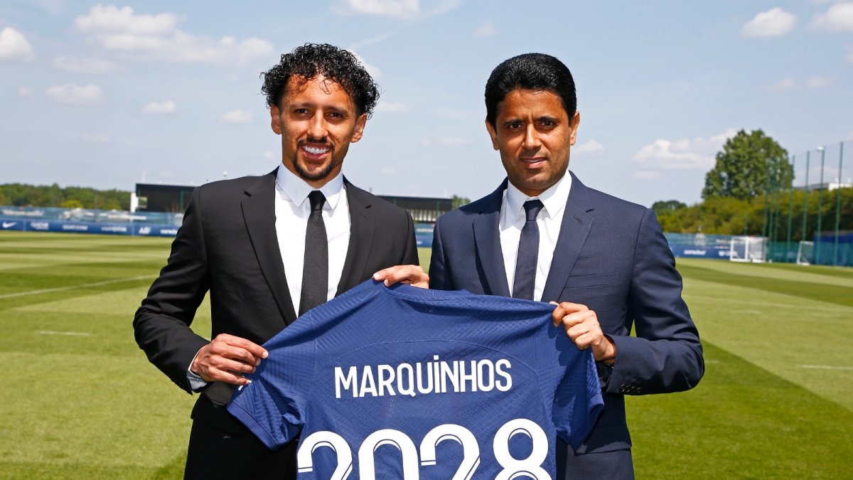 Marquinhos (i) junto al presidente del PSG Nasser Al-Khelaifi.