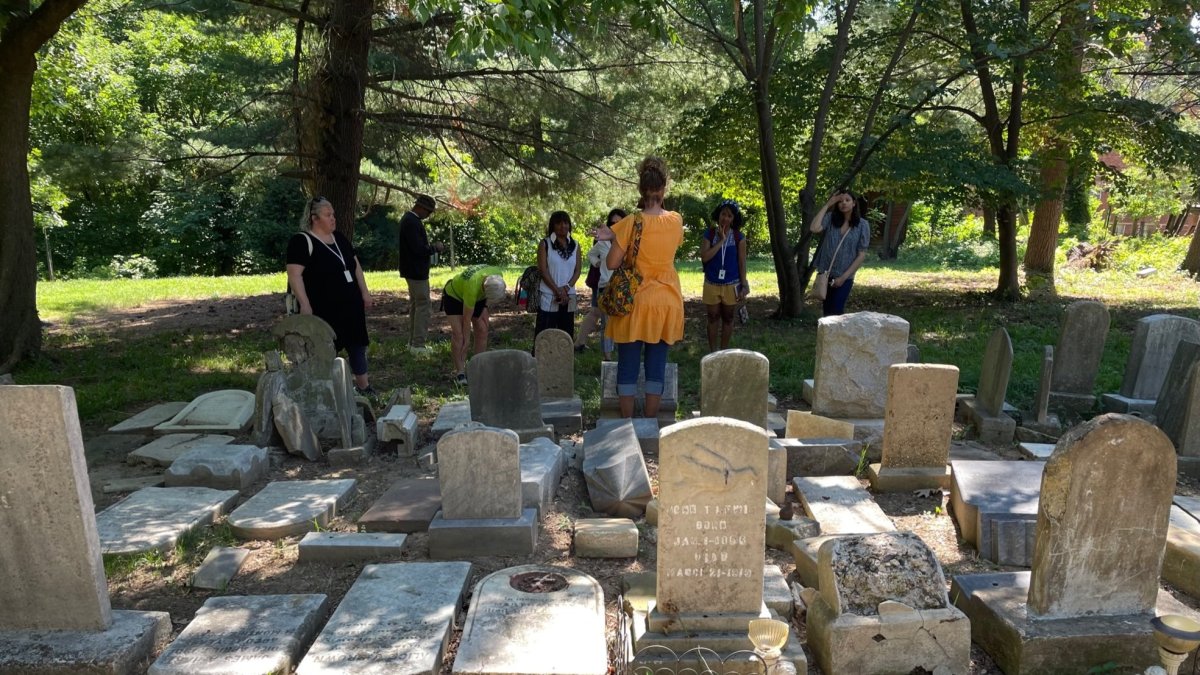 Huella. Tumbas en el Mount Zion,  uno de los cementerios más antiguos de Washington, con personas que nacieron y murieron esclavas.