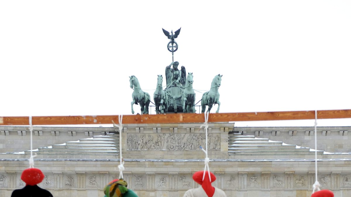 Imagen de Archivo de una protesta con la ejecución simbólica de cuatro muñecos encima de una bandera iraní en una manifestación celebrada frente a la Puerta de Brandeburgo, en Berlín, Alemania.