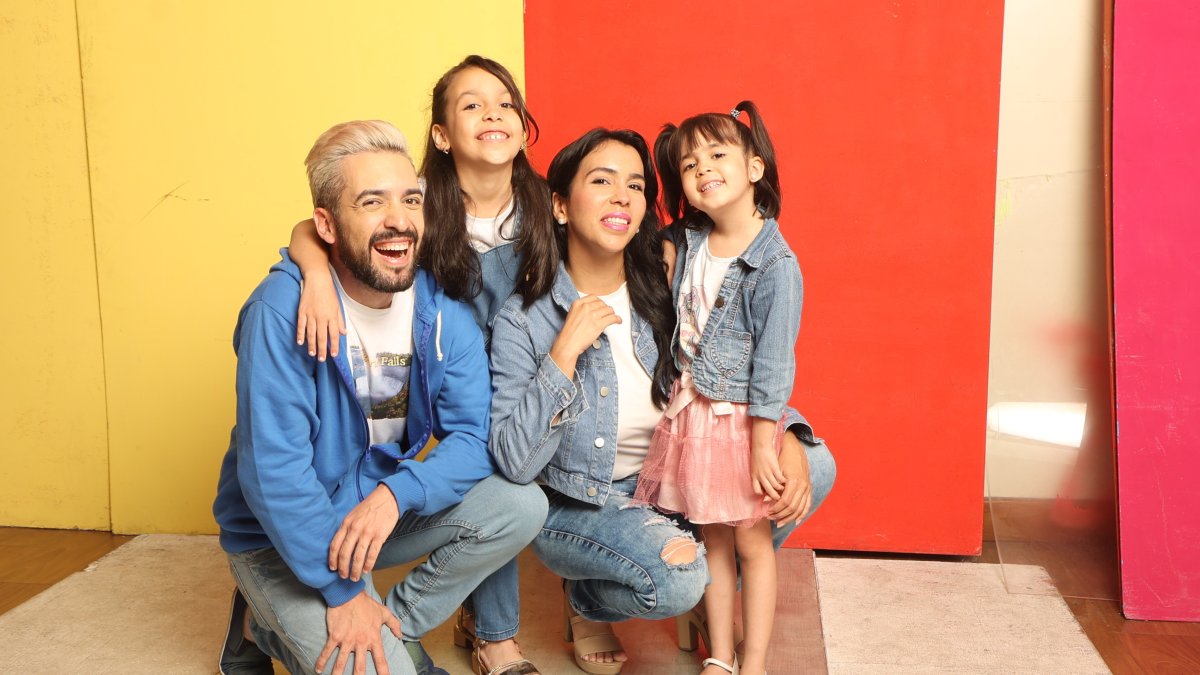 El actor y director venezolano junto a su esposa e hijas.