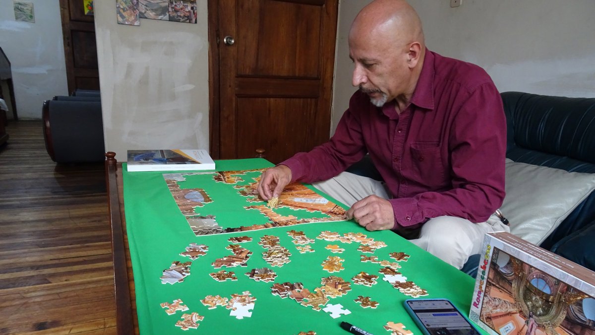 Creación. El cuencano Felipe Serrano Rodríguez exhibe su juego armable, mientras habla de sus planes para nuevos rompecabezas, con íconos de la capital azuaya.