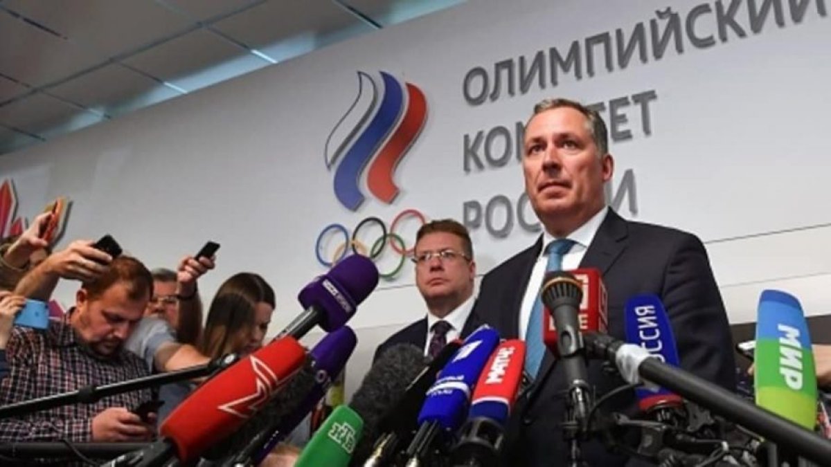 Pozdniakov (d) hizo público su malestar ante la prensa.