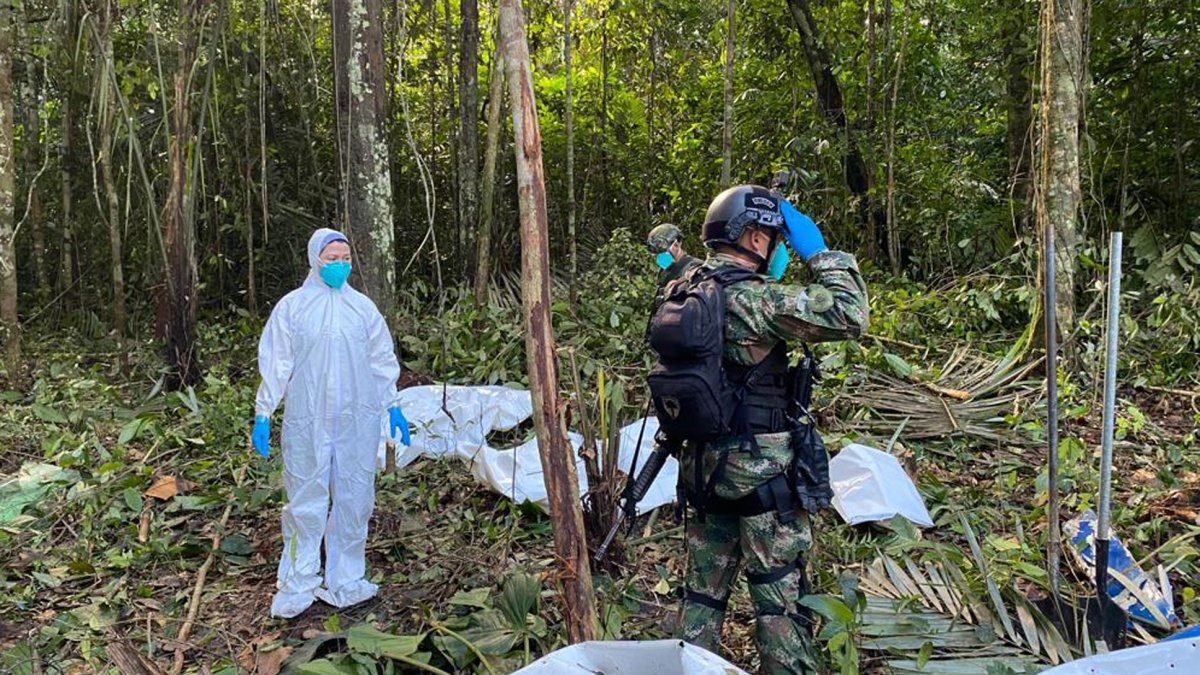Fotografía cedida por el ejército de Colombia de las labores de recuperación en el lugar de accidente de una avioneta que cayó en medio de la selva, el 18 de mayo de 2023, en el Guaviare (Colombia). L