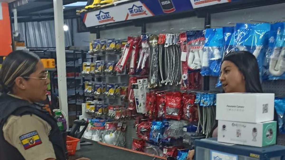 Operativo. Los uniformados policiales recorrerán los locales comerciales para identificar a las víctimas de los extorsionadores.