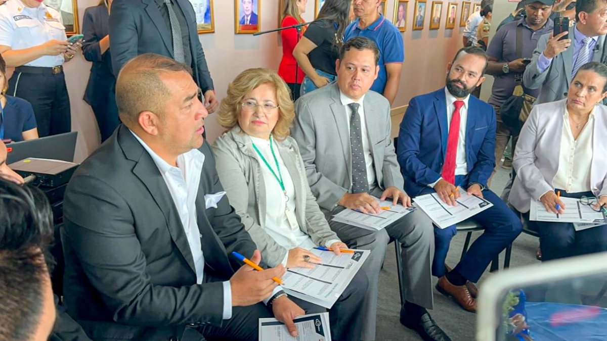 Primer edil. Gabriel Balladares, a la izquierda, durante la reunión.