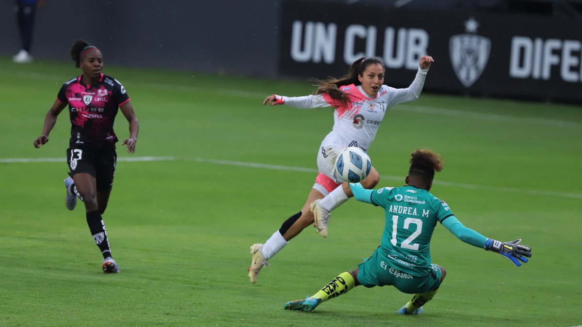 La delantera María Bravo (c) defendió a Ñañas en la final de la anterior Superliga ante Dragonas.