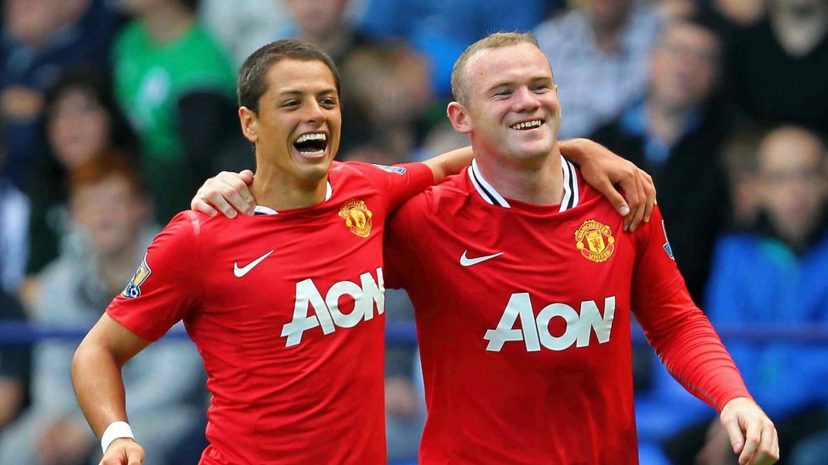 El mexicano Javier ‘Chicharito’ Hernández (i) y el inglés Wayne Rooney coincidieron entre las temporadas 2010 y 2014 como compañeros en la delantera del Manchester United.
