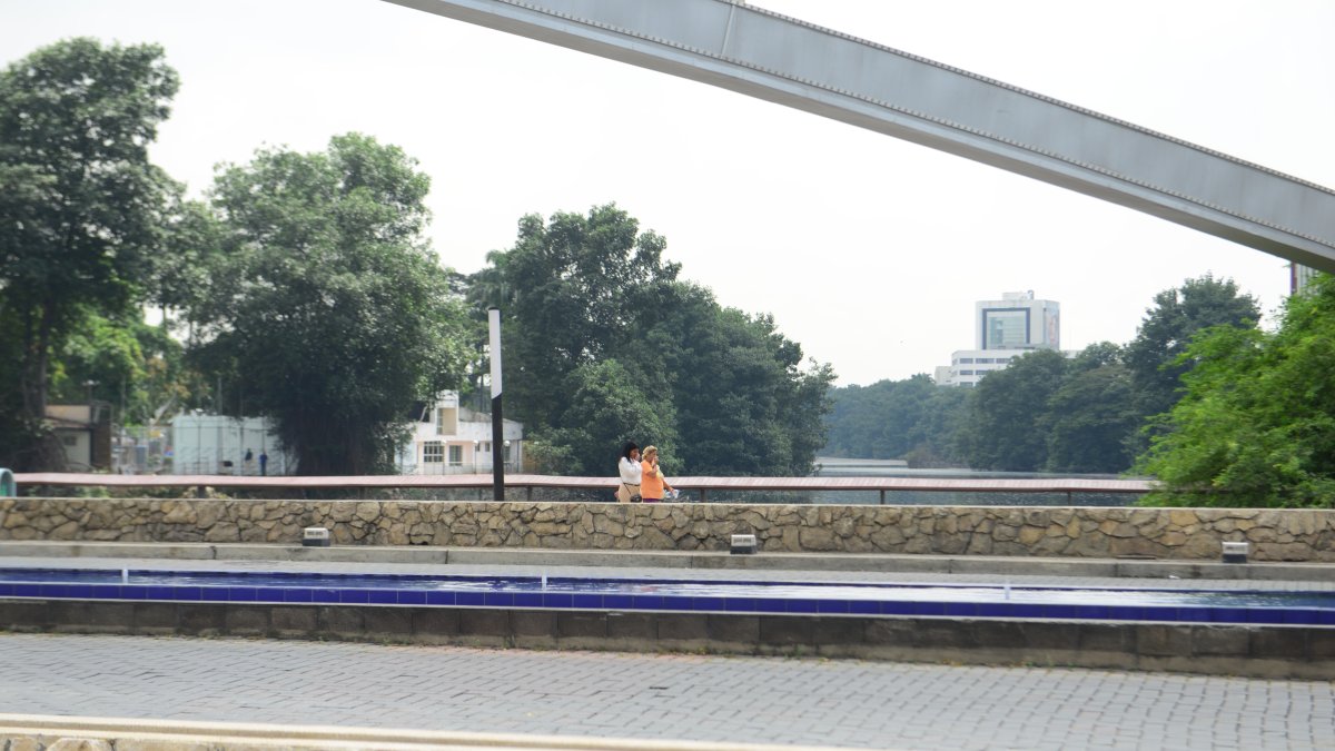 Escenas. Casi todos los que pasaron ayer por el puente que une a la ciudadela Kennedy con Urdes se taparon la nariz para no percibir los malos olores.