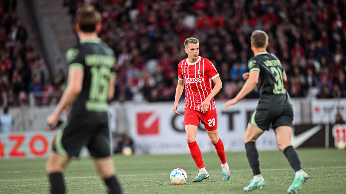 Gunter (c) volante ofensivo del Fiburgo, aportó con un gol en la victoria.