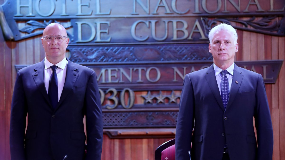 El presidente de Cuba, Miguel Diaz-Canel (d), y el vicepresidente de Rusia, Dmitri Chernyshenko (i), asisten a la clausura de la XI Reunión del Comité Empresarial Cuba-Rusia.