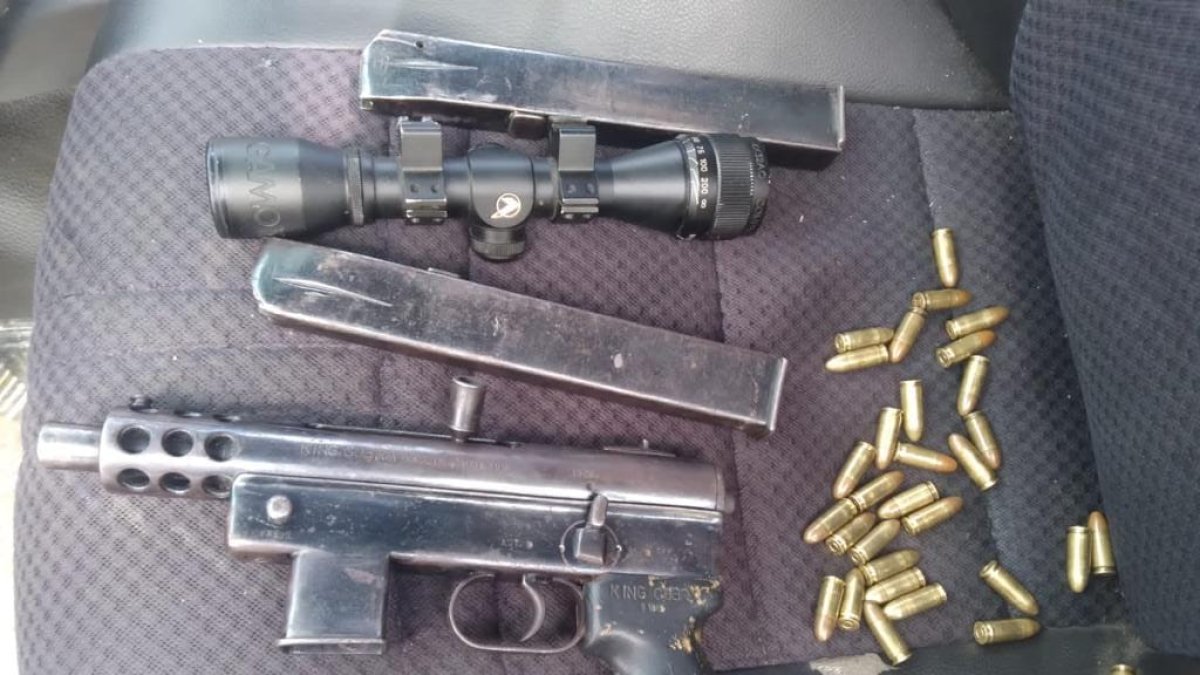 Incautación. Un arma, cargadores y una mira telescópica.