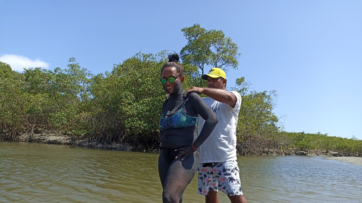 Muisne. En la isla Portete, el baño de arena negra es una tradición.