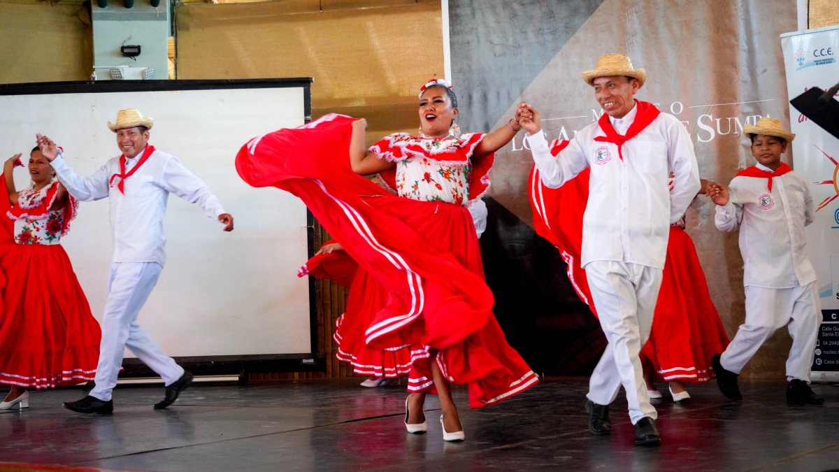 Presentación. Un conjunto de danza muestra su habilidad.