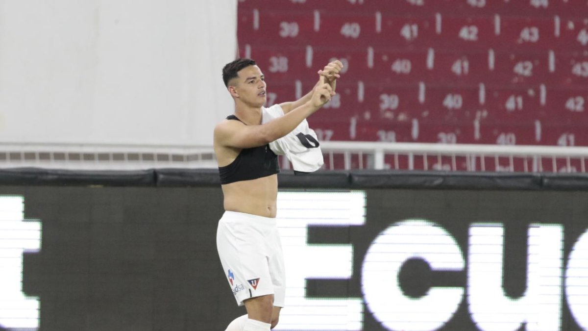 Alexander Alvarado festeja su segunda conquista contra el rodillo rojo.