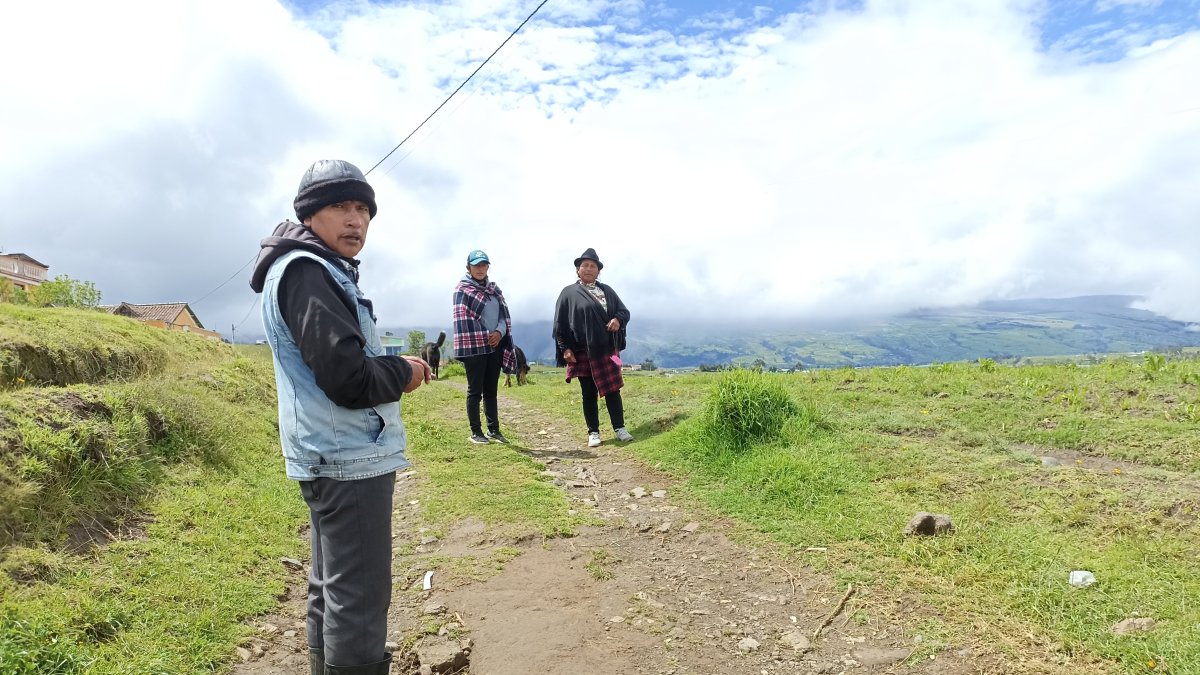 Solidaridad. Los vecinos llevan víveres a los abuelos de los niños.