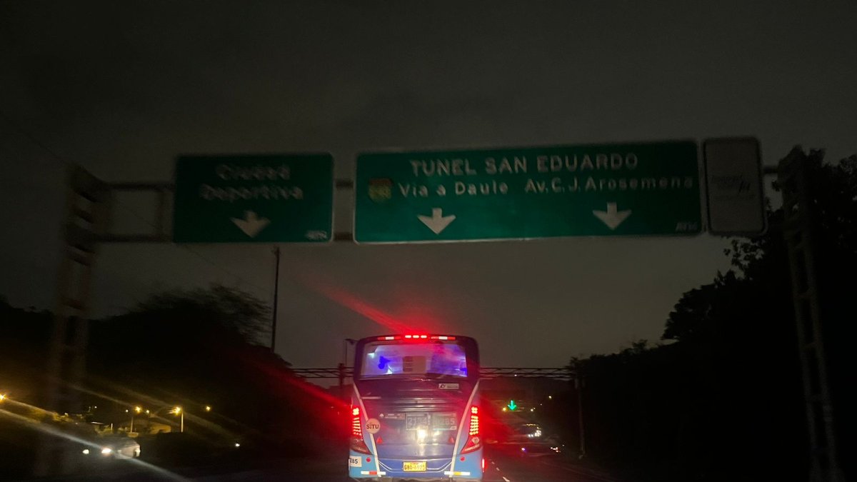 La única luz visible en este tramo, es de los faroles de los vehículos.