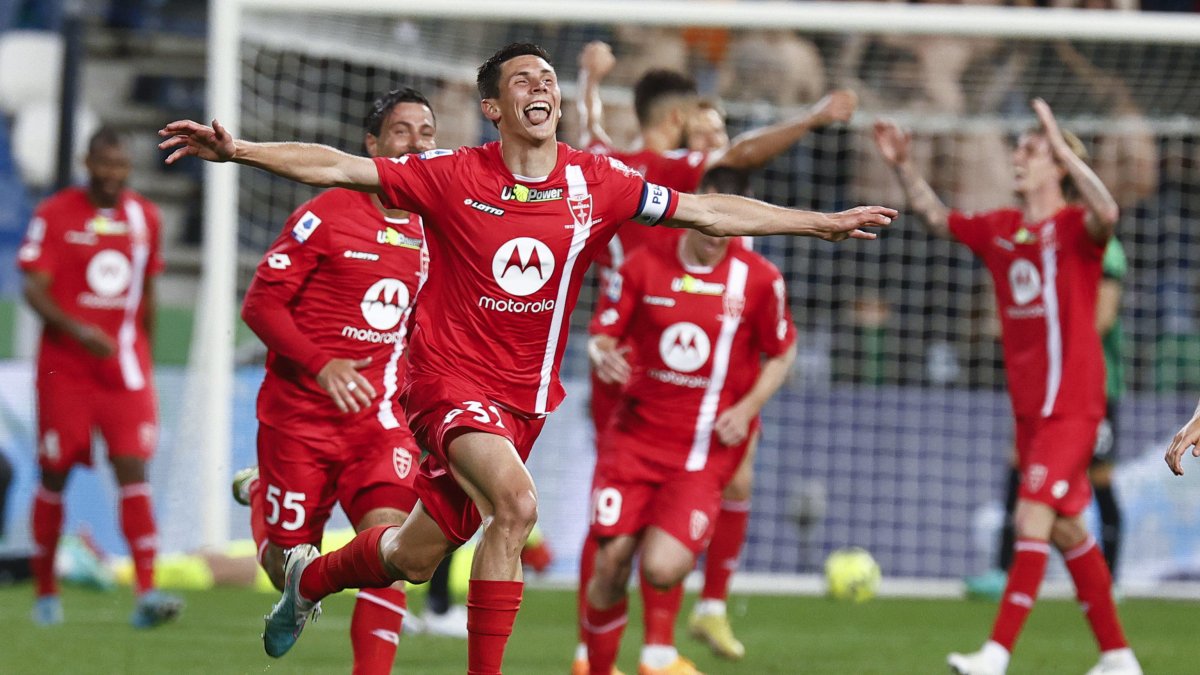 Matteo Pessina celebra tras marcar el gol de la victoria del Monza en los adicionales.