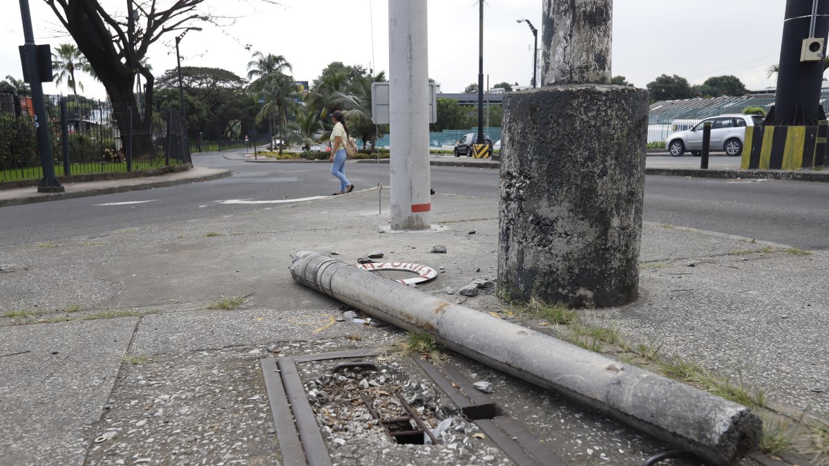 En poste se encuentra en la intersección de la avenida las Monjas y Carlos Julio Arosemena.