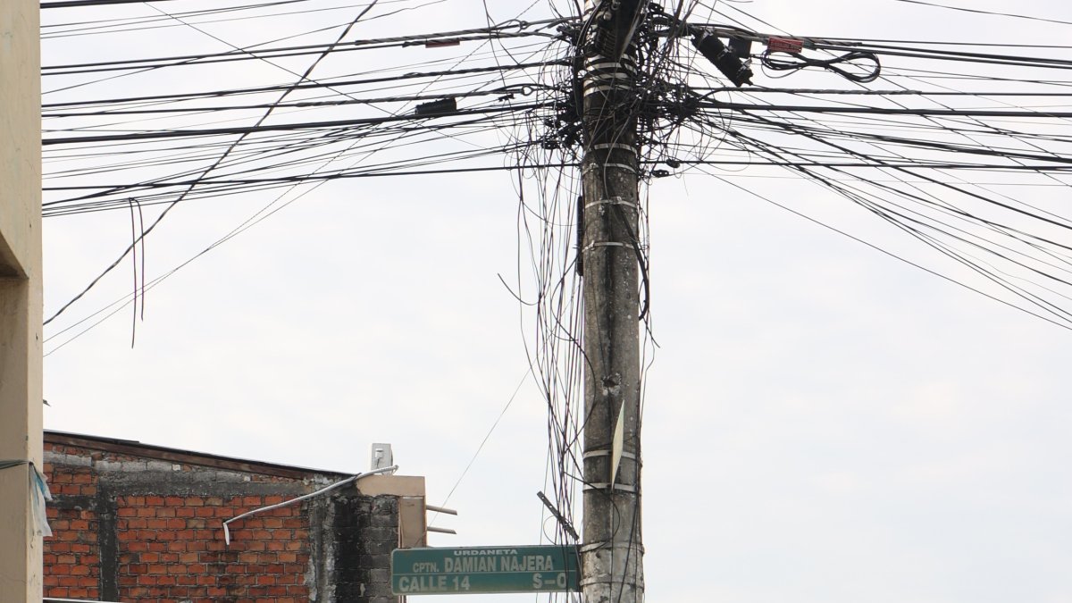 Hecho. En el área se encuentran cables en el piso. 