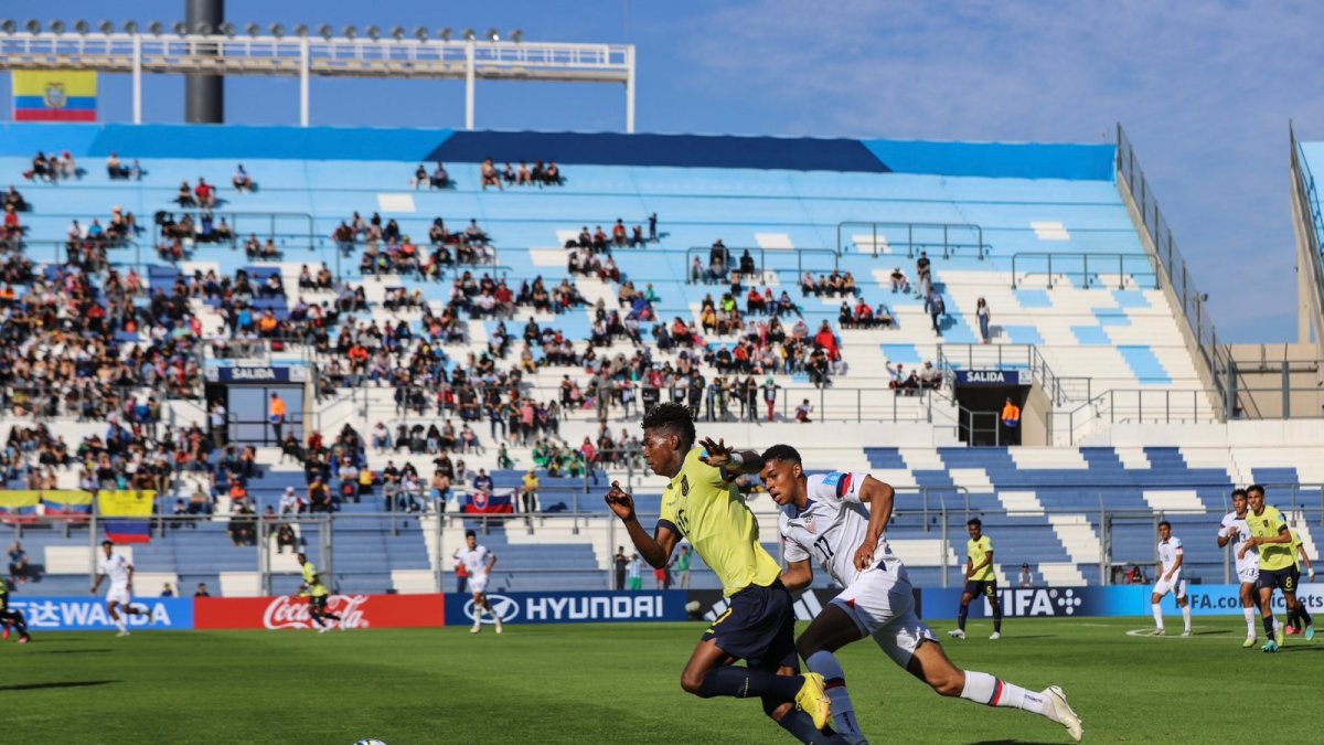 Nilson Angulo (i), extremo tricolor, participó durante los 90 minutos del compromiso frente a los yanquis.