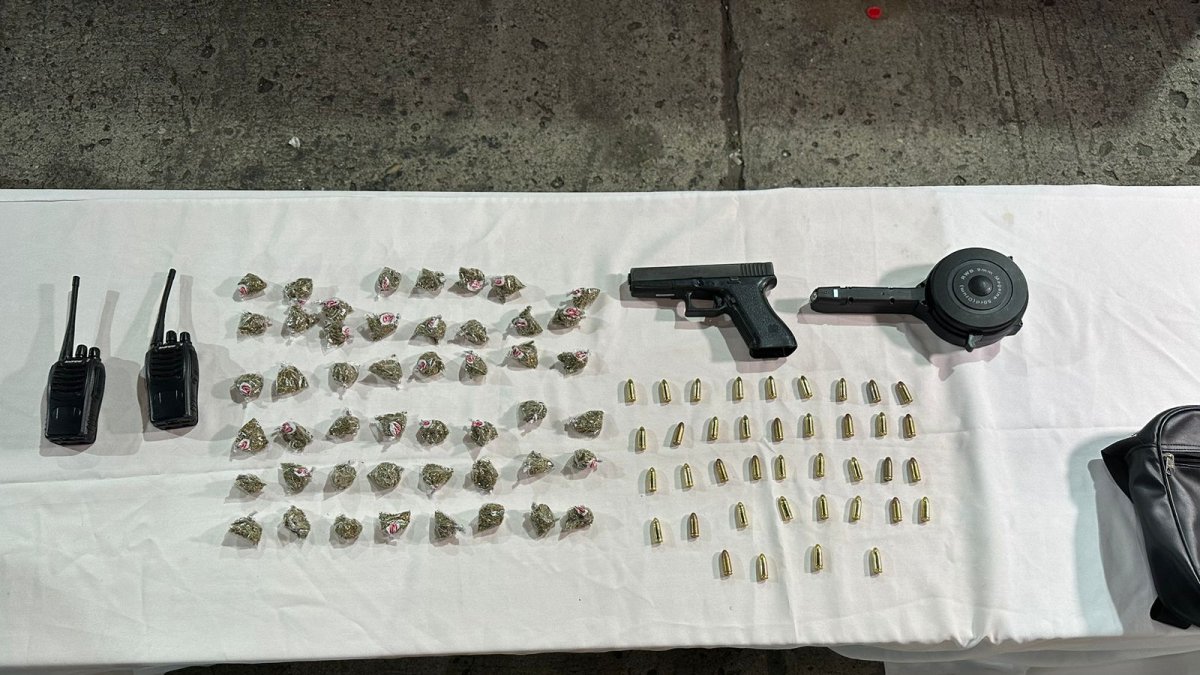 Se encontró en poder del sospechoso un arma de fuego y 36 sobres de marihuana