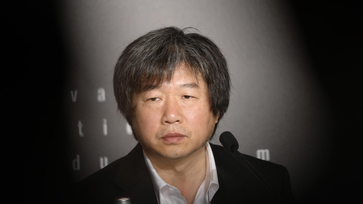 El director chino Wang Bing comparece ante la prensa en la ciudad francesa de Cannes para presentar su documental 