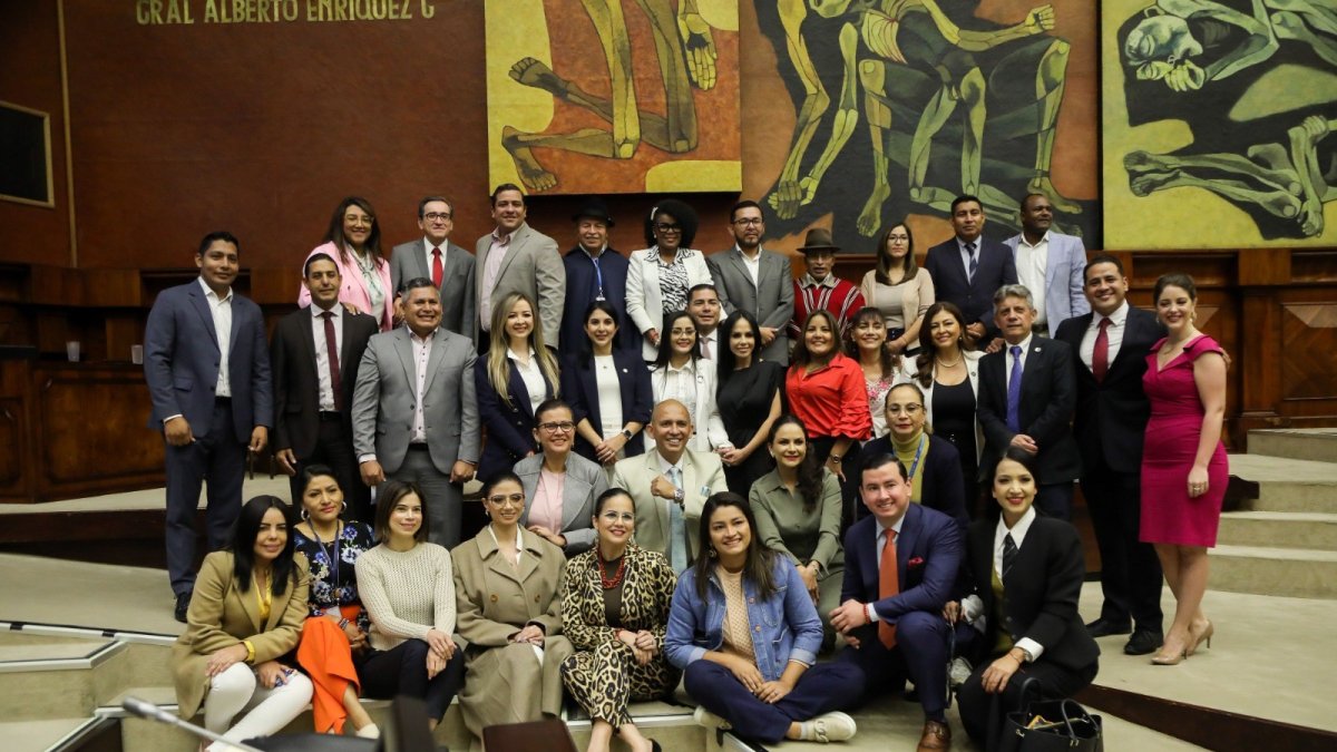 Correístas. Última foto de la bancada que marcó el ritmo del complot, consagró el analfabetismo como virtud parlamentaria y convivió con el crimen.