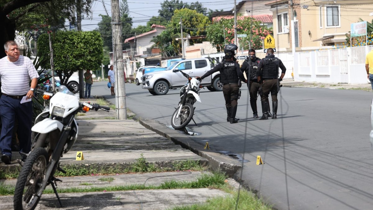 Investigación. Un fuerte contingente policial llegó al sitio de la balacera para levantar todos los indicios