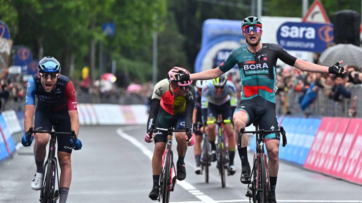 El ciclista alemán Nico Denz (d) del equipo Bora - Hansgrohe cruza la meta para ganar la 14ª etapa del Giro de Italia 2023 en 194 km de Sierre a Cassano Magnago, Italia, 20 de mayo de 2023.