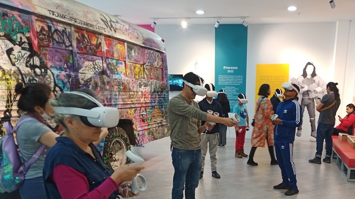 La muestra dura ocho minutos. A la par de la narración, el público puede participar activamente, siguiendo las instrucciones, a manera de un videojuego.