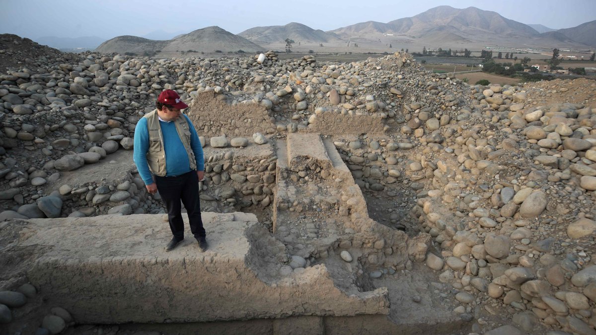 Arqueólogo. Pieter Van Dalen Luna observa una chacana al sur de Lima.