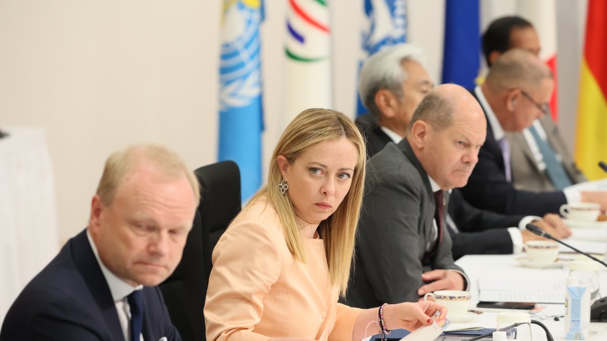 Una fotografía muestra al primer ministro italiano Giorgia Meloni (C) y al canciller alemán Olaf Scholz (3-L) asistiendo a un programa paralelo de la Cumbre de Hiroshima del G7.