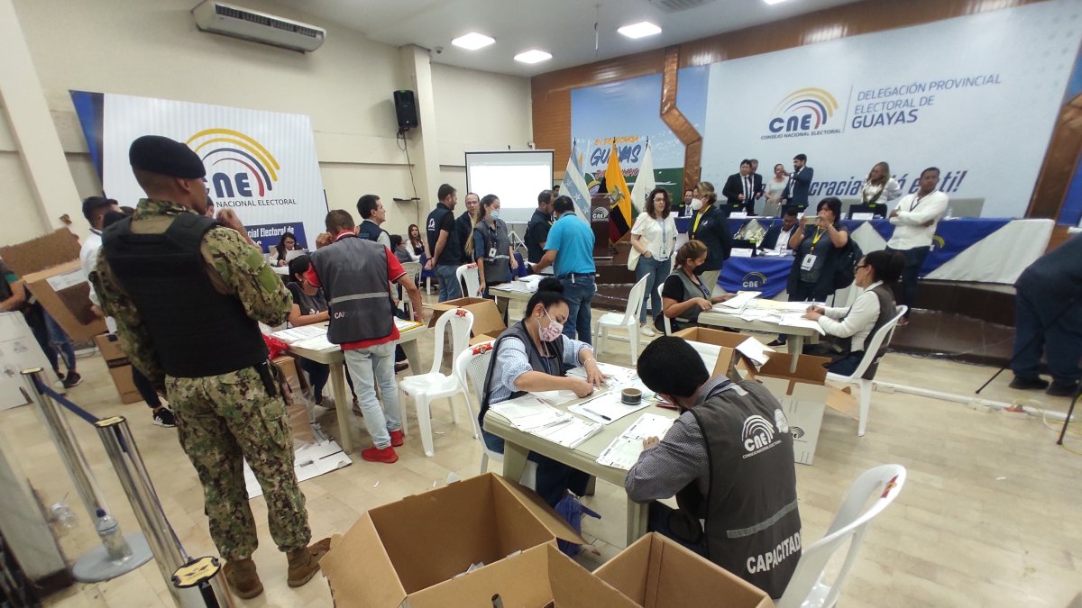 Imagen referencial para graficar este artículo. Corresponde al reconteo de votos en la Delegación Electoral del Guayas, como parte de las seccionales de febrero pasado.
