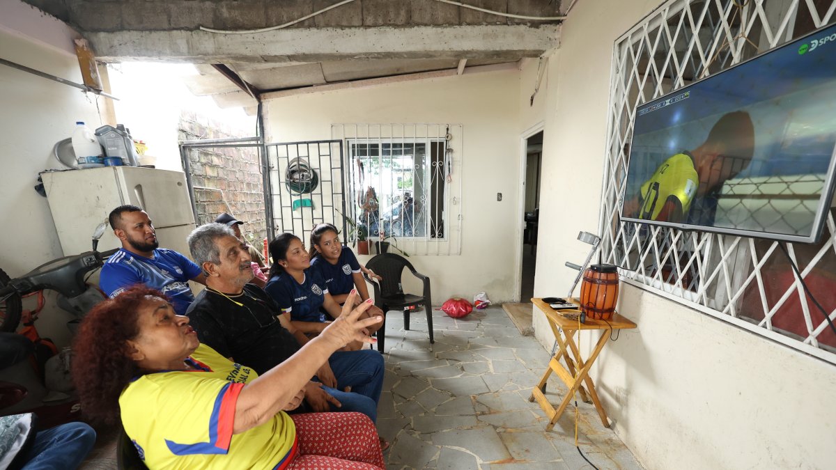 Ana Bernita (i), Jorge Páez, Adriana Morocho, su hermana Danna y su tío Roy no se perdieron el juego.