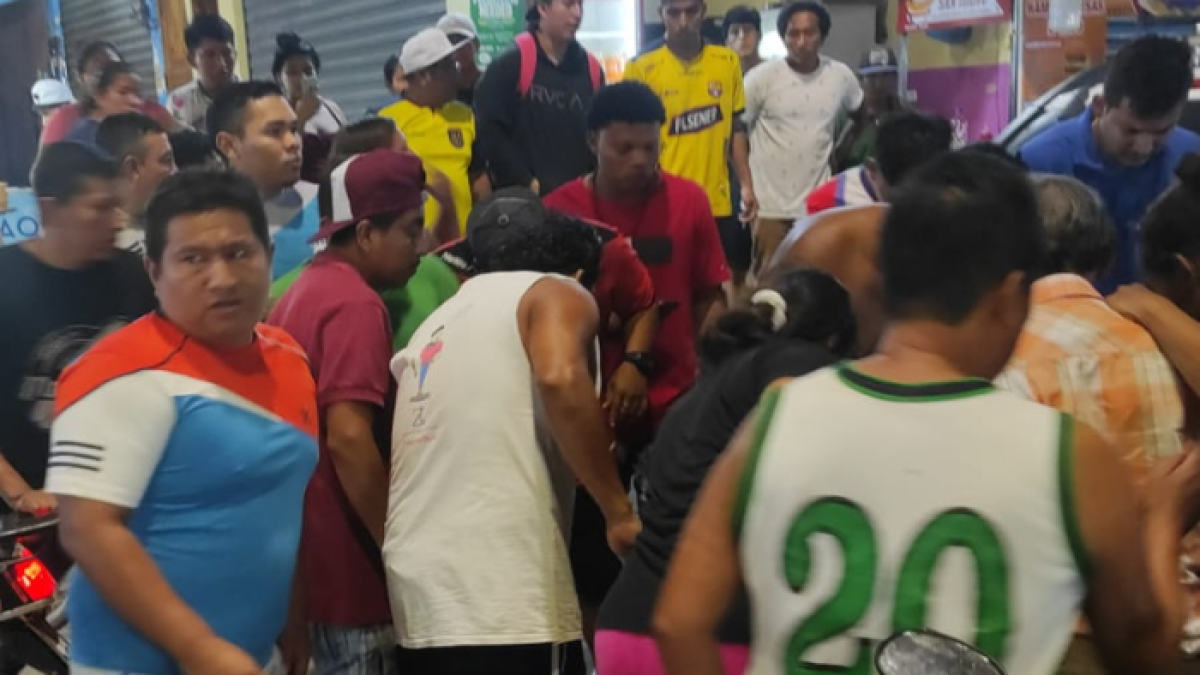 Tras el hecho, las personas se acumularon para tratar de auxiliar a los heridos