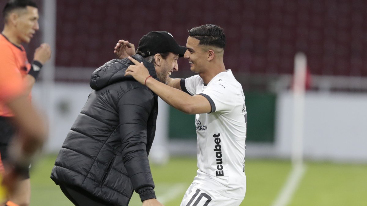 El entrenador Luis Zubeldía festeja con Alexander Alvarado, autor de un doblete para la U.