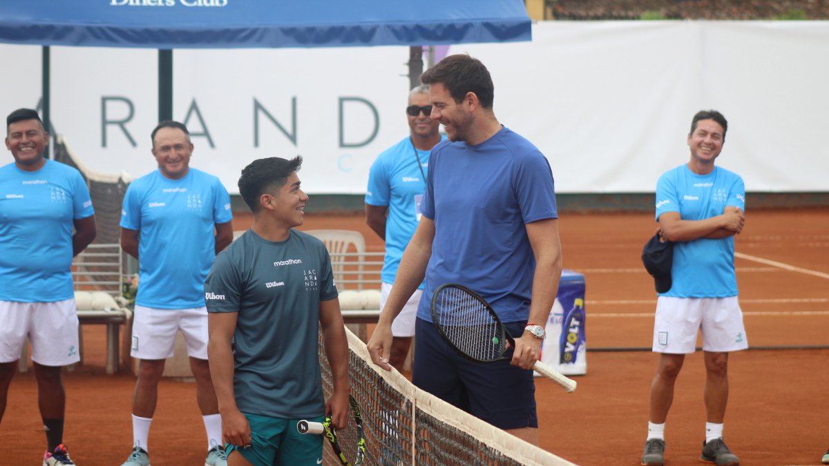 Juan Martín del Potro (d) brindó una clínica de tenis a niños y jóvenes que practican esta disciplina deportiva.