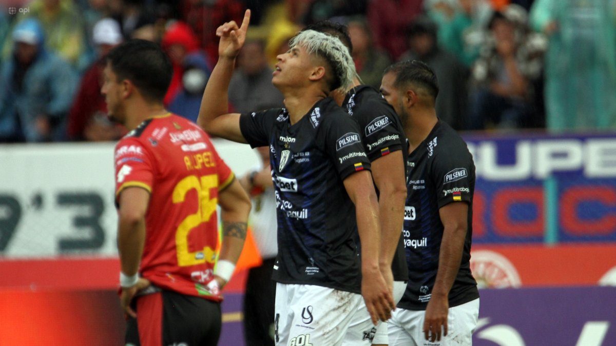 Patrick Mercado celebra tras marcar el segundo gol de los rayados ante Deportivo Cuenca.