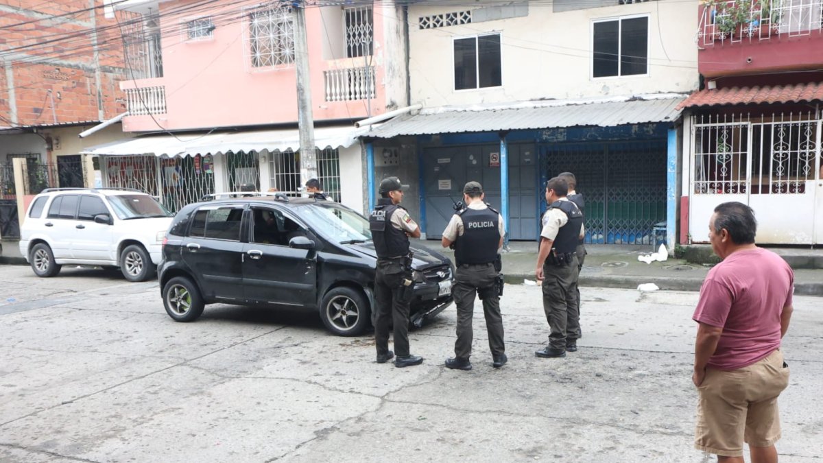 Los presuntos delincuentes se movilizaban en este vehículo negro.