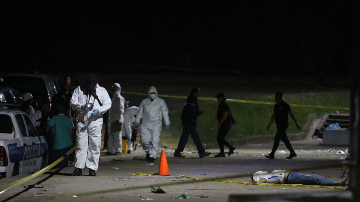 Escena. Forenses llegan para realizar el proceso de levantamiento del cuerpo de una de las personas que fallecieron en una estampida en el Estadio Cuscatláán. 