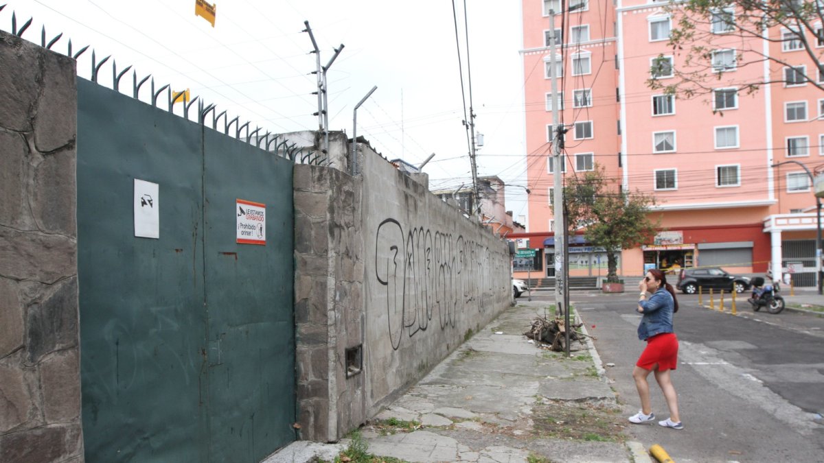 Insalubre. El olor a orines es insoportable y muy pocas personas cruzan por este sitio.